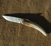 Petit couteau piémontais en corne de cerf fermé