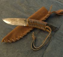 couteau barbare brut de forge avec manche tressage cuir avec etui primitif en cuir