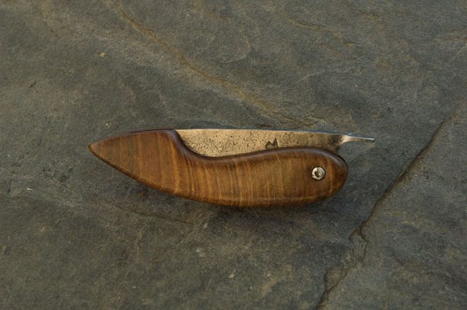 Couteau piémontais brut de forge en acier carbone et bois de noyer