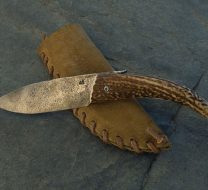 Couteau pliant primitif avec lame intégralement brut de forge et manche en bois de cerf