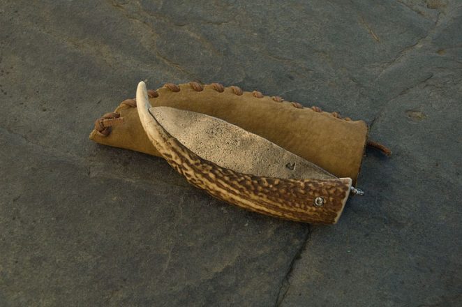 Couteau pliant primitif avec lame intégralement brut de forge et manche en bois de cerf